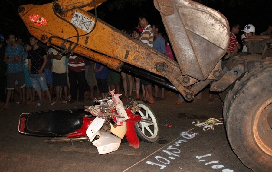 Tron chay CSGT, thanh nien tong xe muc hinh anh