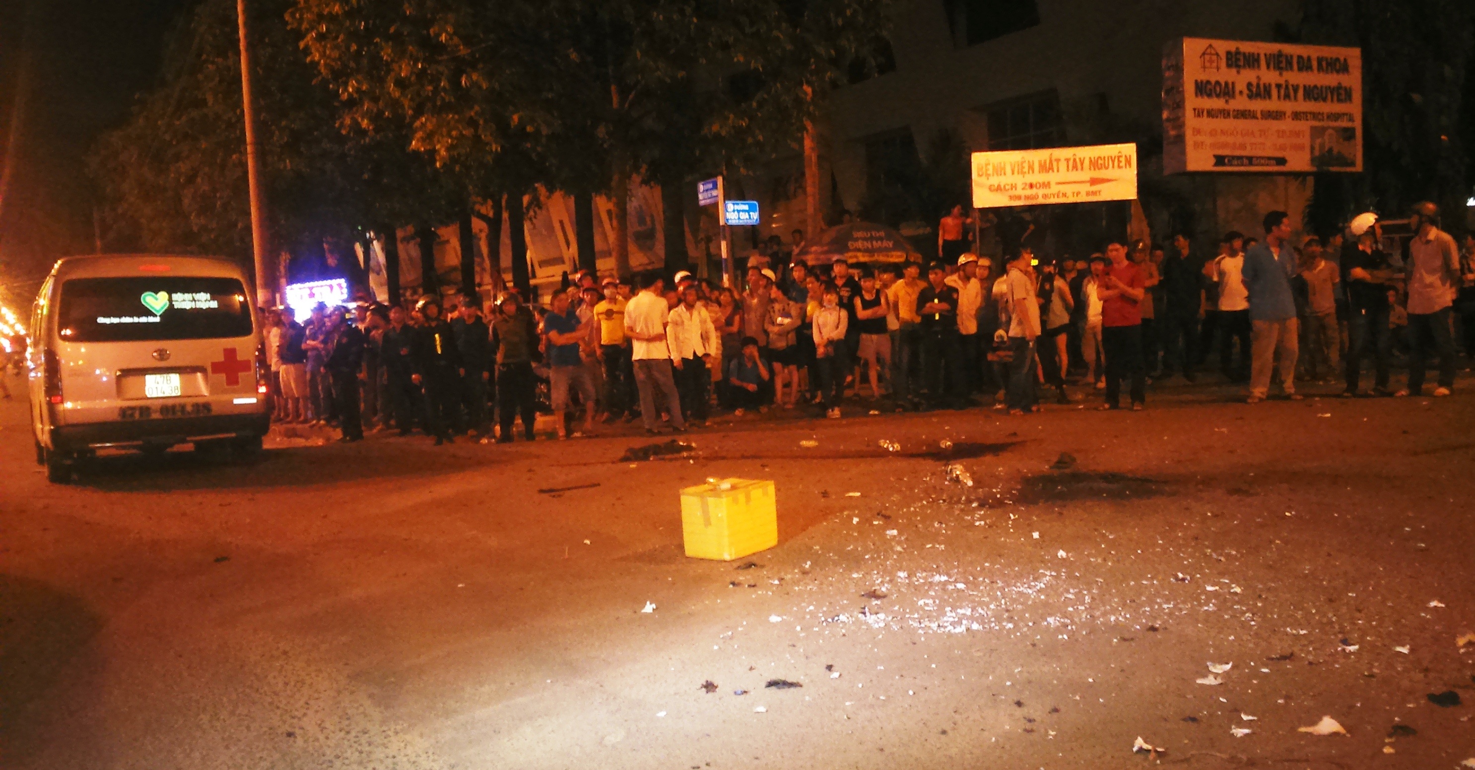 Nam rap xuong dat khi thanh nien quang min ra duong hinh anh