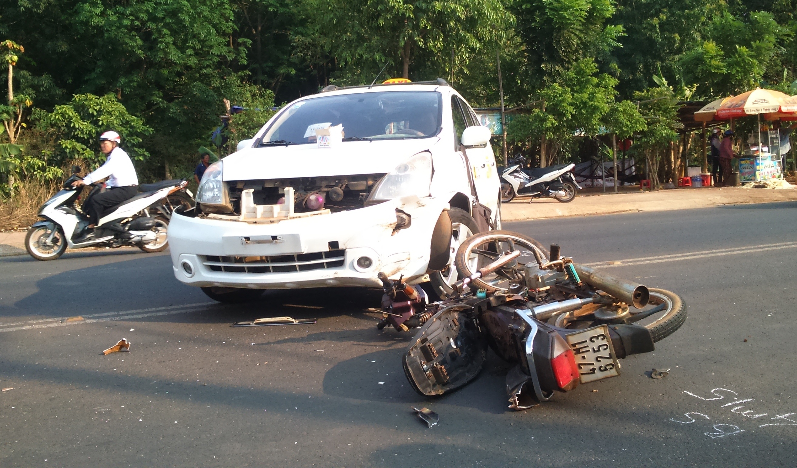 Vang 12 m sau tai nan voi taxi hinh anh