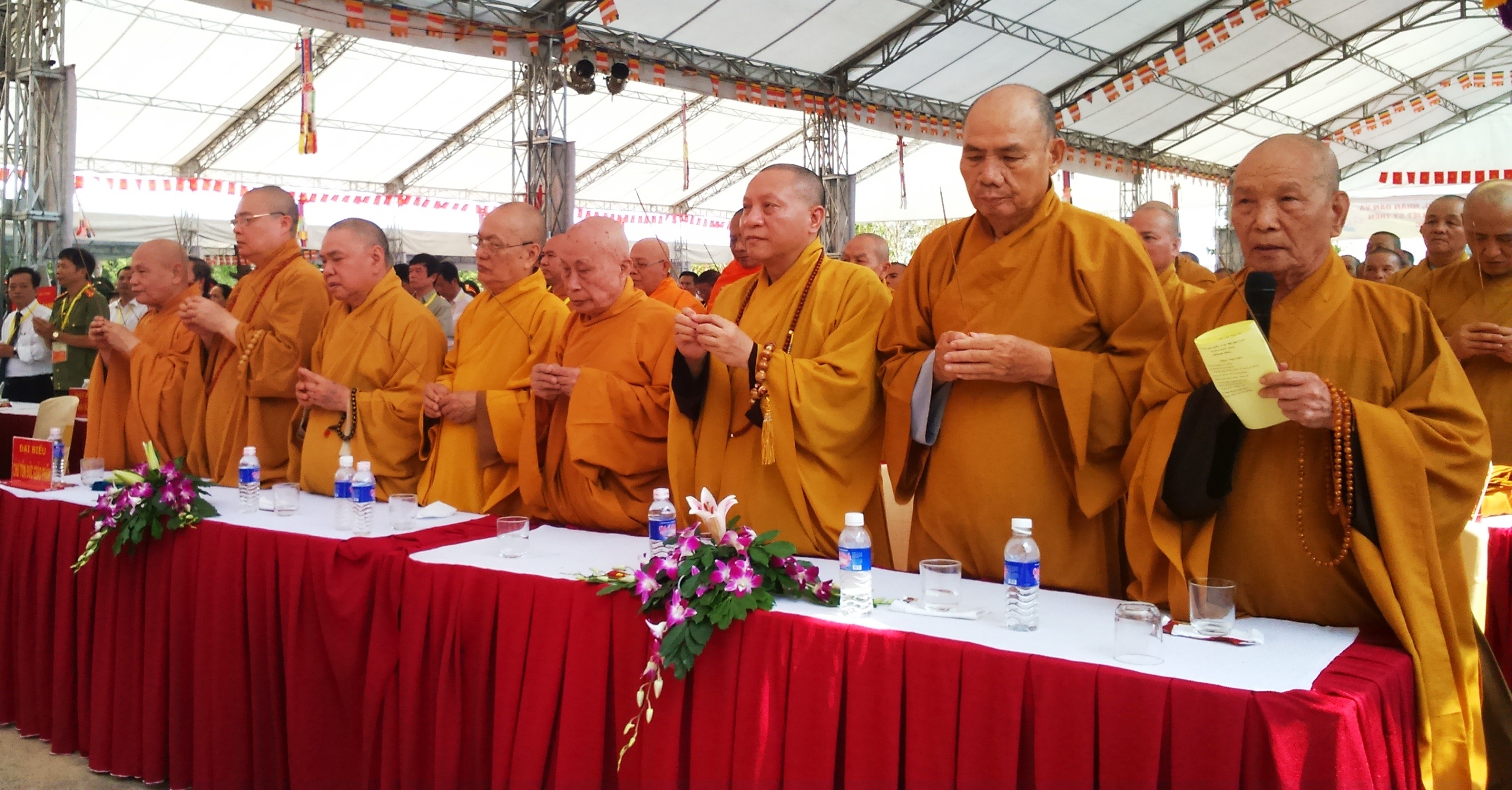 Hon 4.000 nguoi cau sieu cho cac anh hung liet si hinh anh