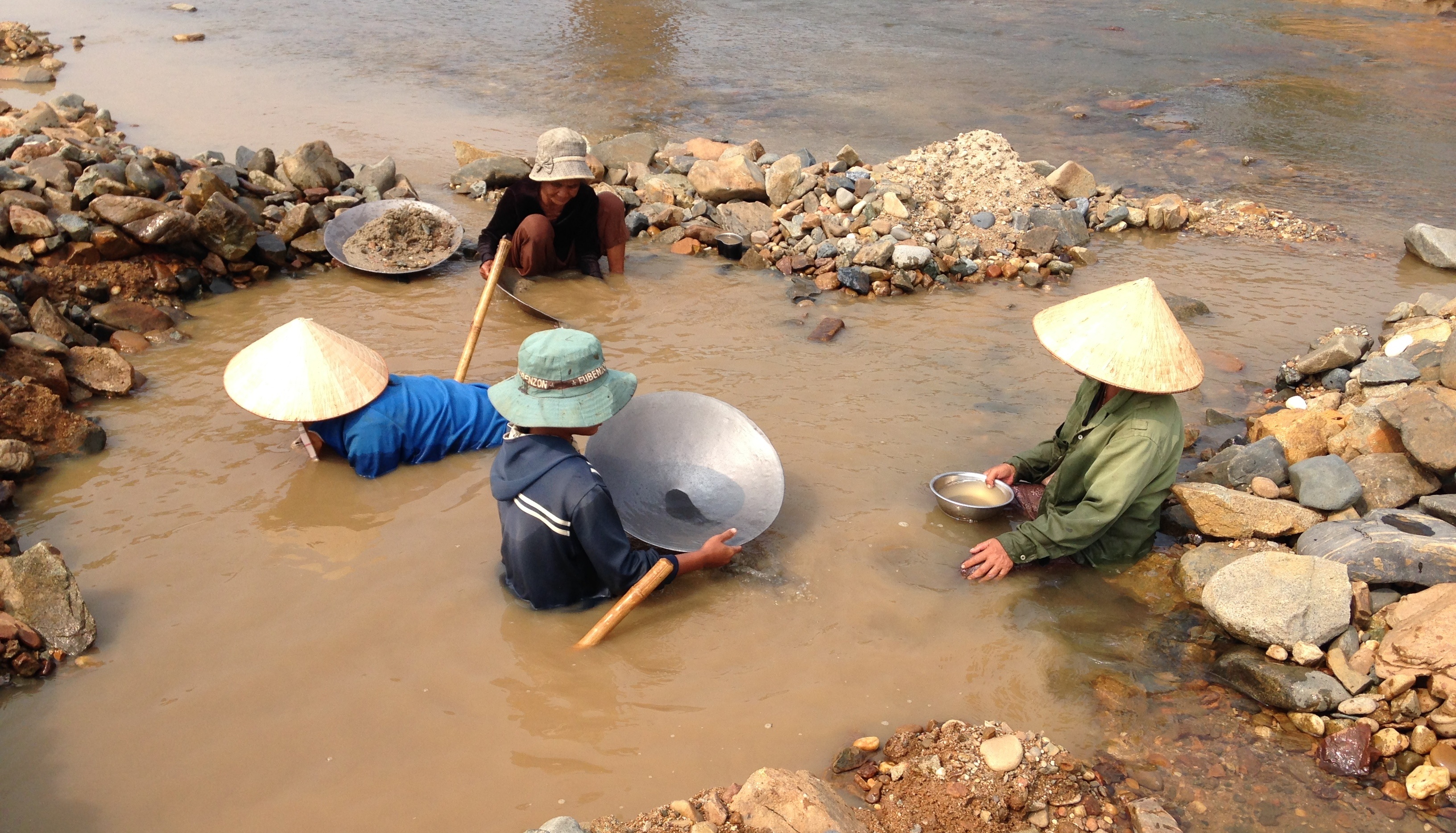 Hang tram nguoi tim vang tren song Po Ko hinh anh