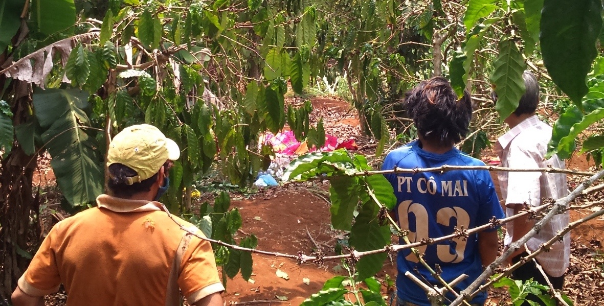 Xac nam thanh nien phan huy trong ray ca phe hinh anh