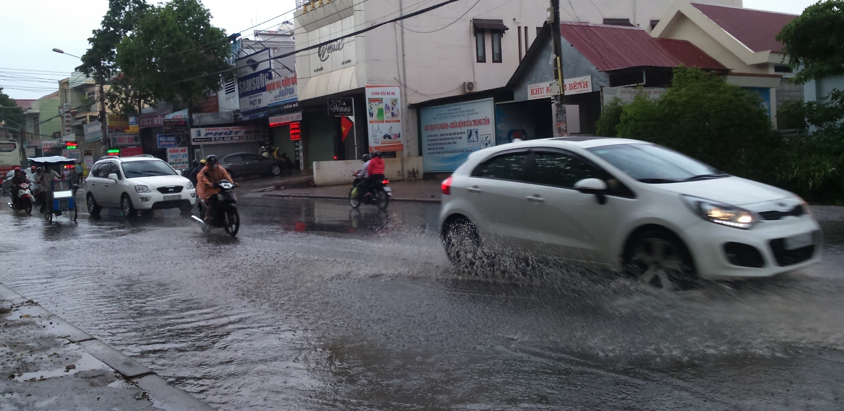 Dak Lak lien tiep xuat hien 'mua vang' giai han hinh anh