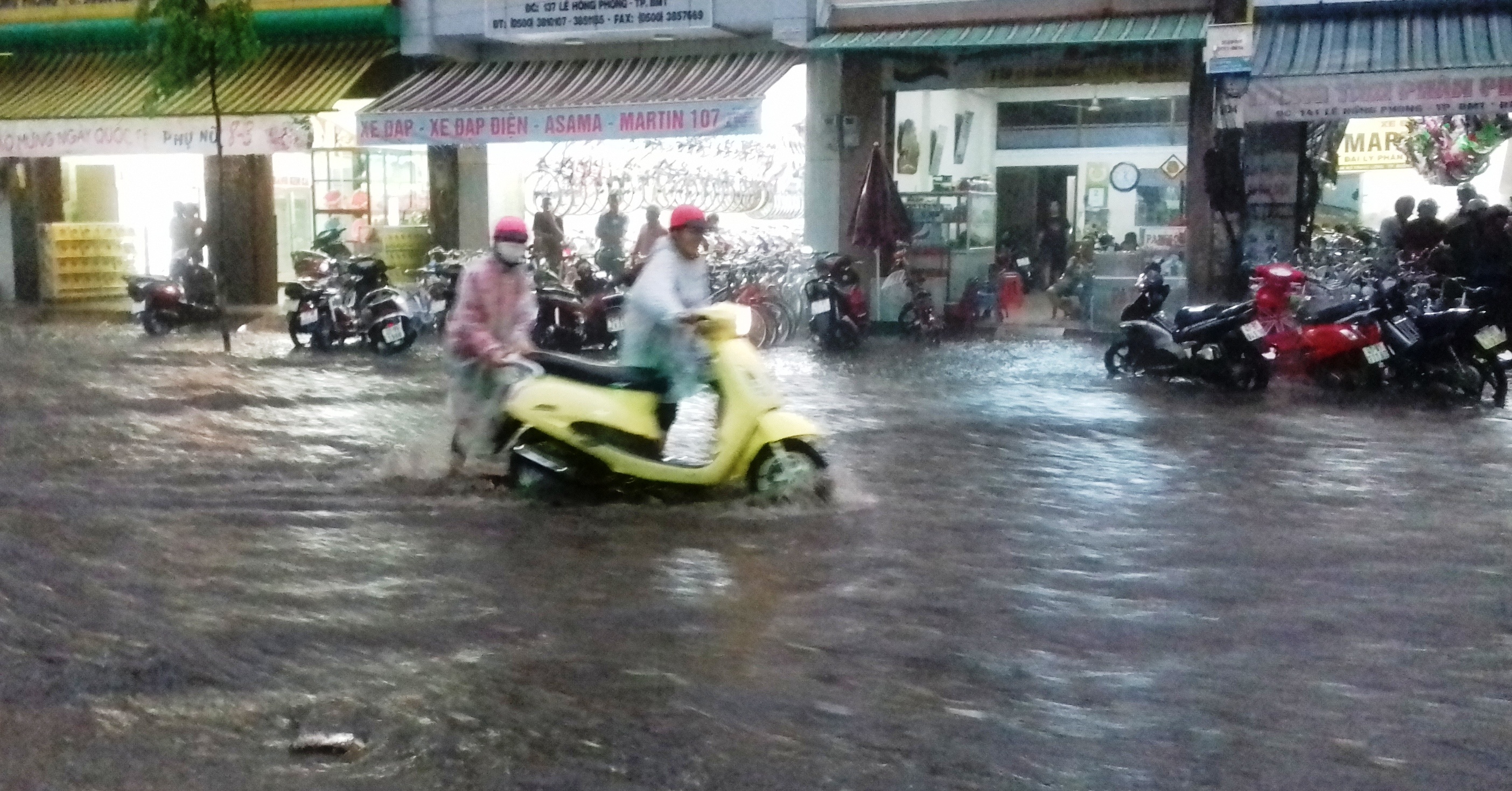 Mua lon trong con han, nhieu tuyen duong Dak Lak ngap sau hinh anh