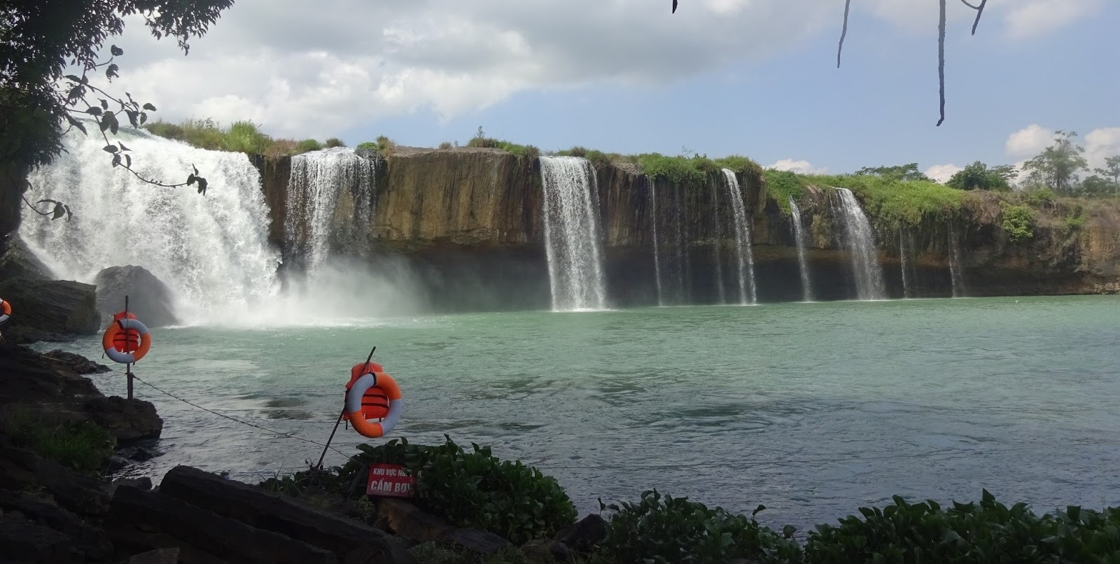 Thanh nien mat tich khi chup anh ben thac nuoc hinh anh