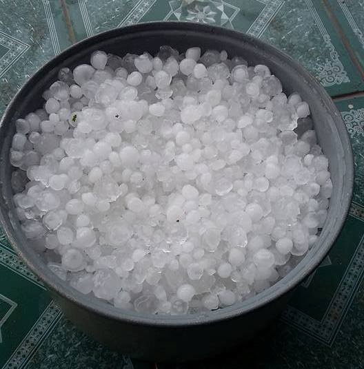 Dak Lak xuat hien mua da, xe dang chay phai dung hinh anh