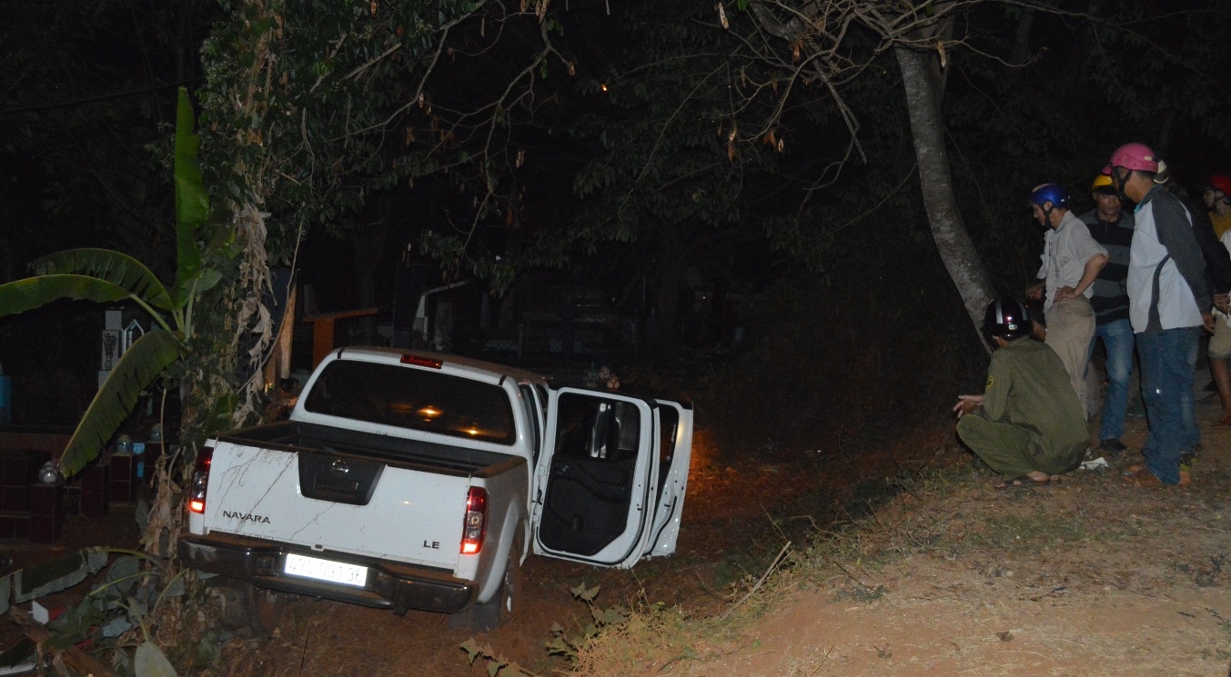 Oto ban tai lao xuong nghia dia sau khi gay tai nan hinh anh