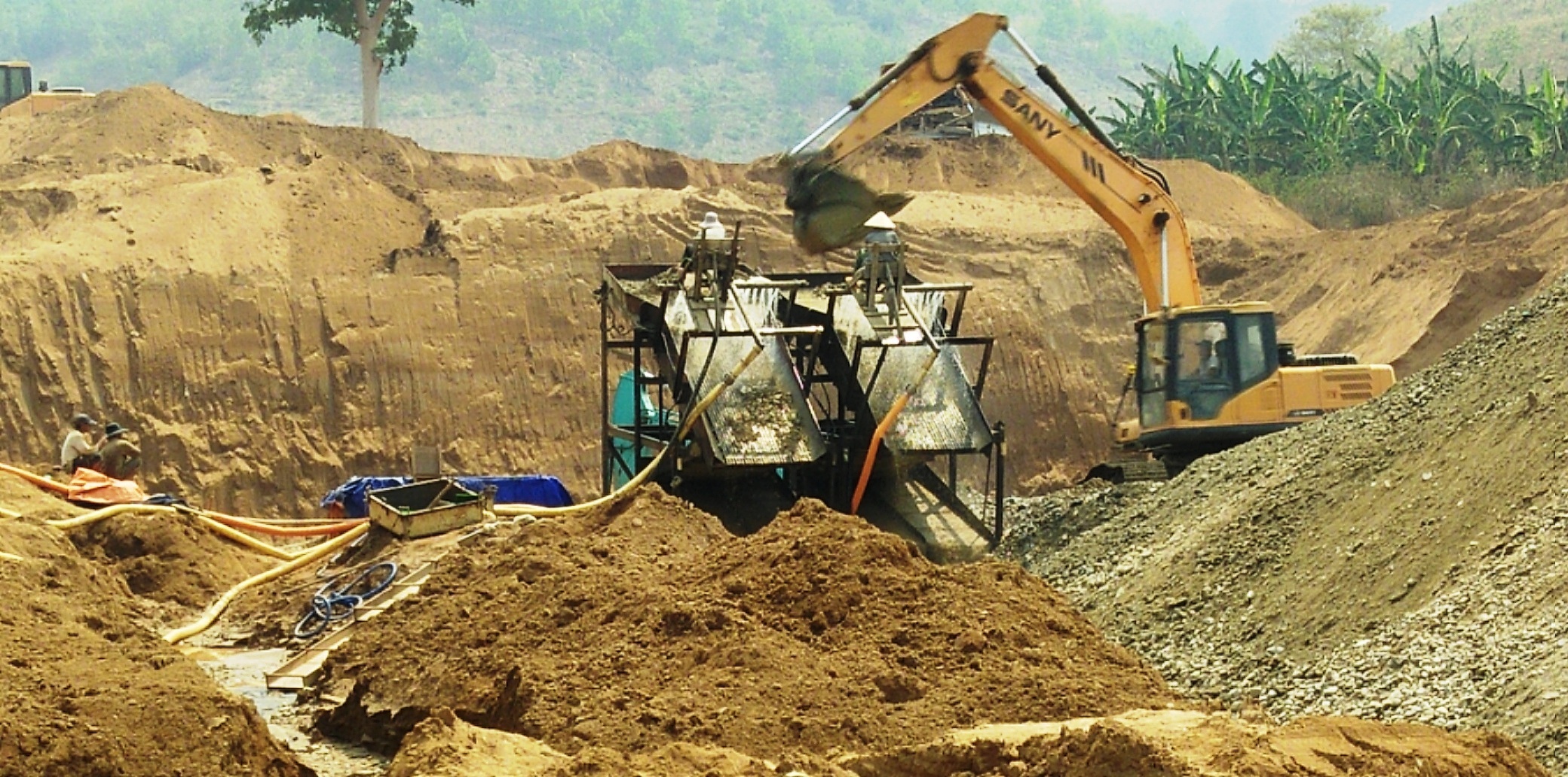 Dua may xuc vao khai thac vang o long ho thuy dien hinh anh