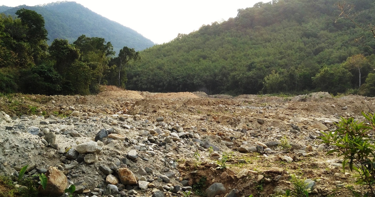 Khai thac vang duoi long ho thuy dien anh 2