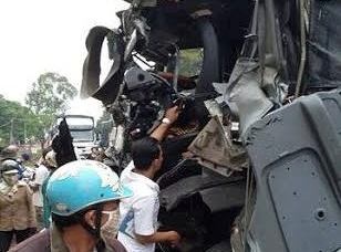 Hai xe tai dam nhau, tai xe ket trong cabin hinh anh