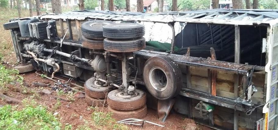 Hai xe tai dam nhau anh 1