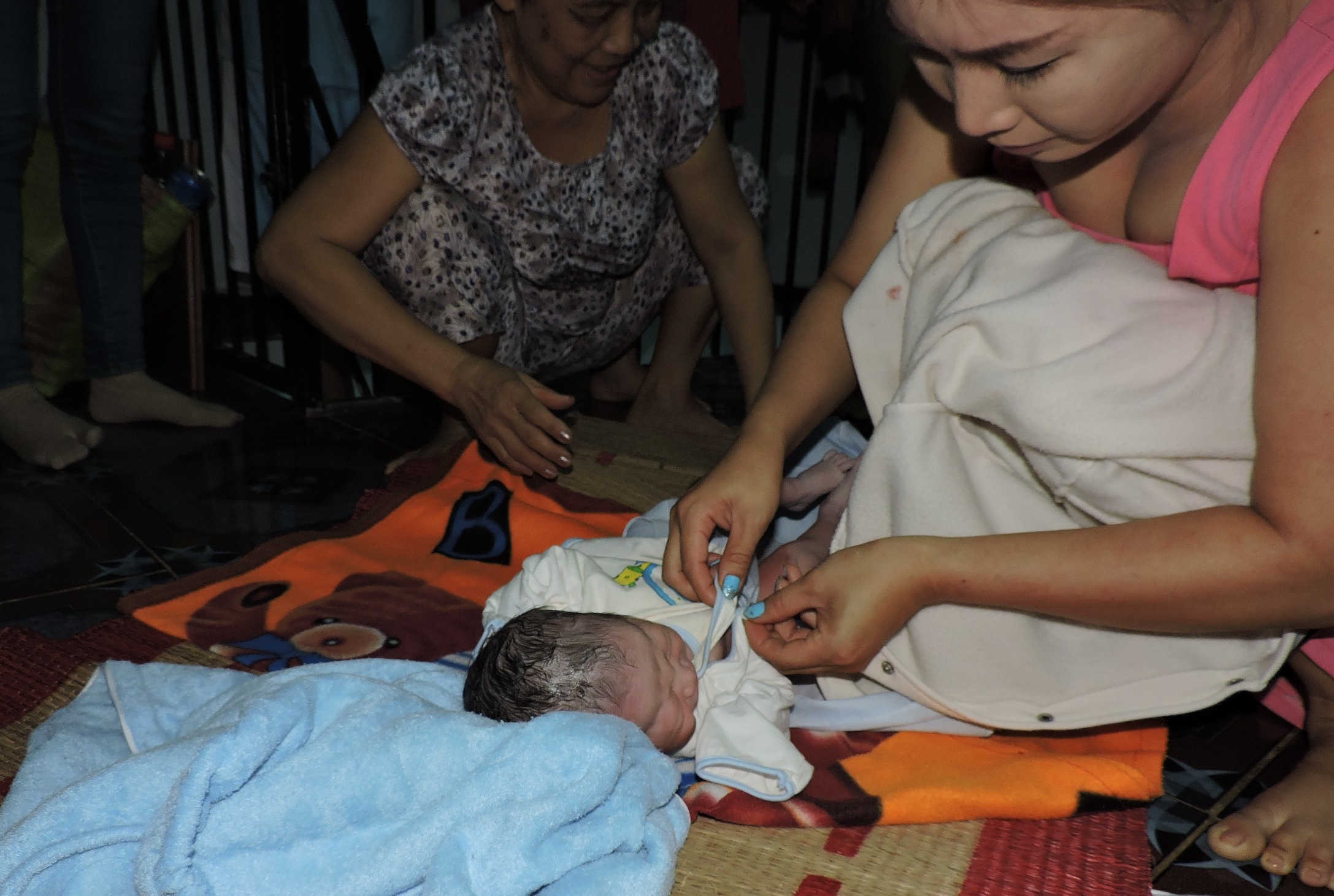 Nu sinh 19 tuoi thua nhan bo roi con moi sinh ben ve duong hinh anh