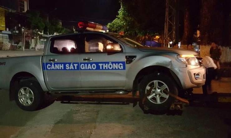 Dung oto tong CSGT de bo tron anh 1