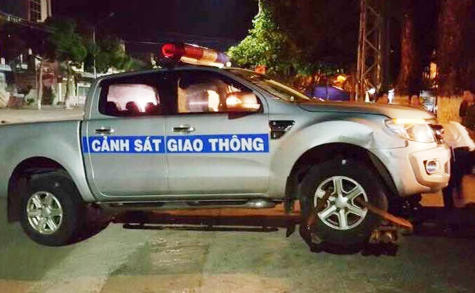 Thanh nien chui boi roi lao oto vao canh sat giao thong hinh anh