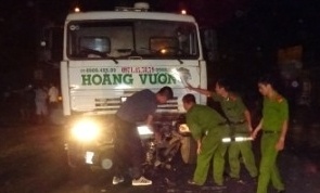 Thanh nien tu vong duoi gam xe tai hinh anh