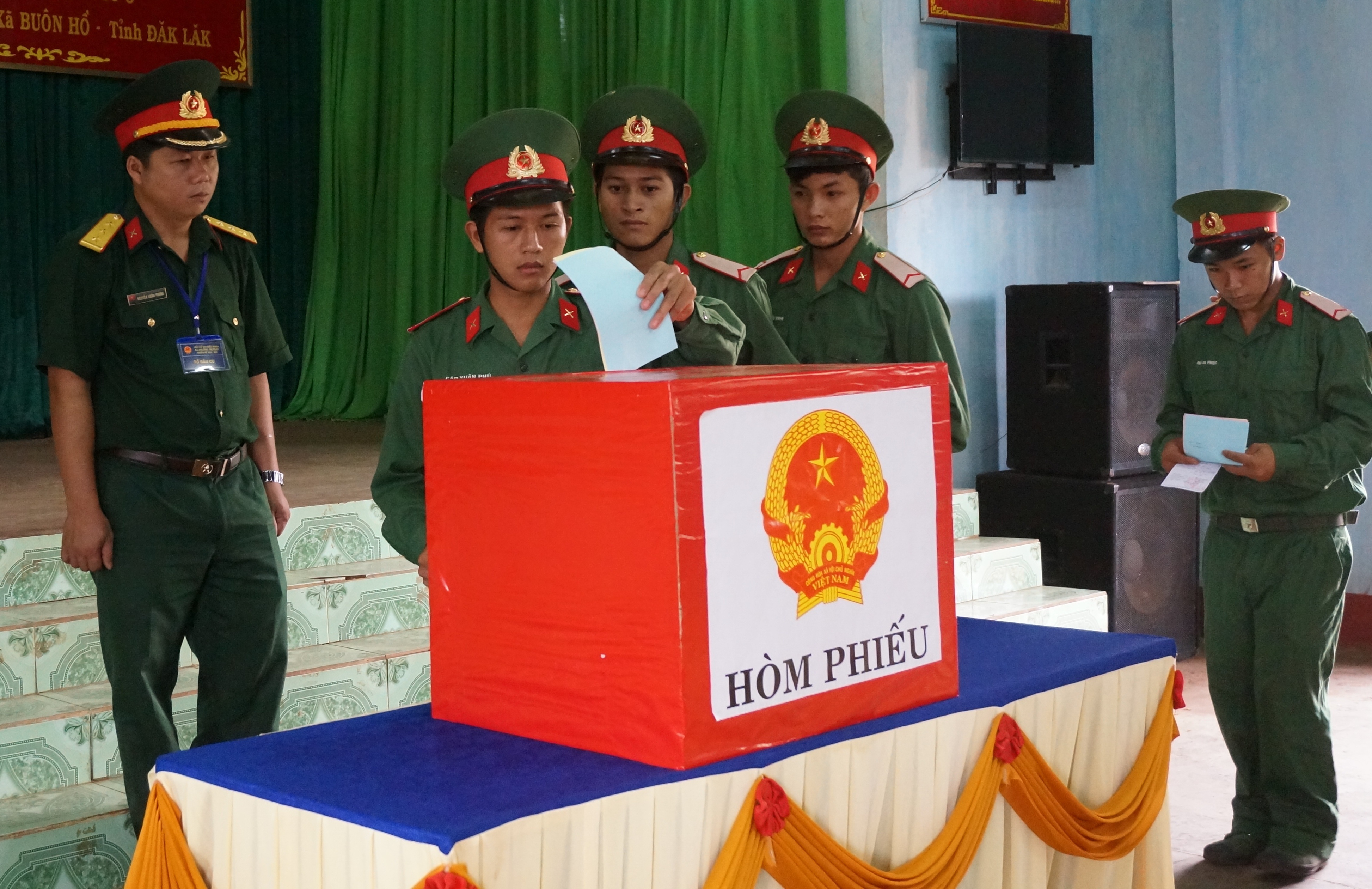 Trung doan bo binh 95 bau cu DBQH truoc 2 ngay hinh anh