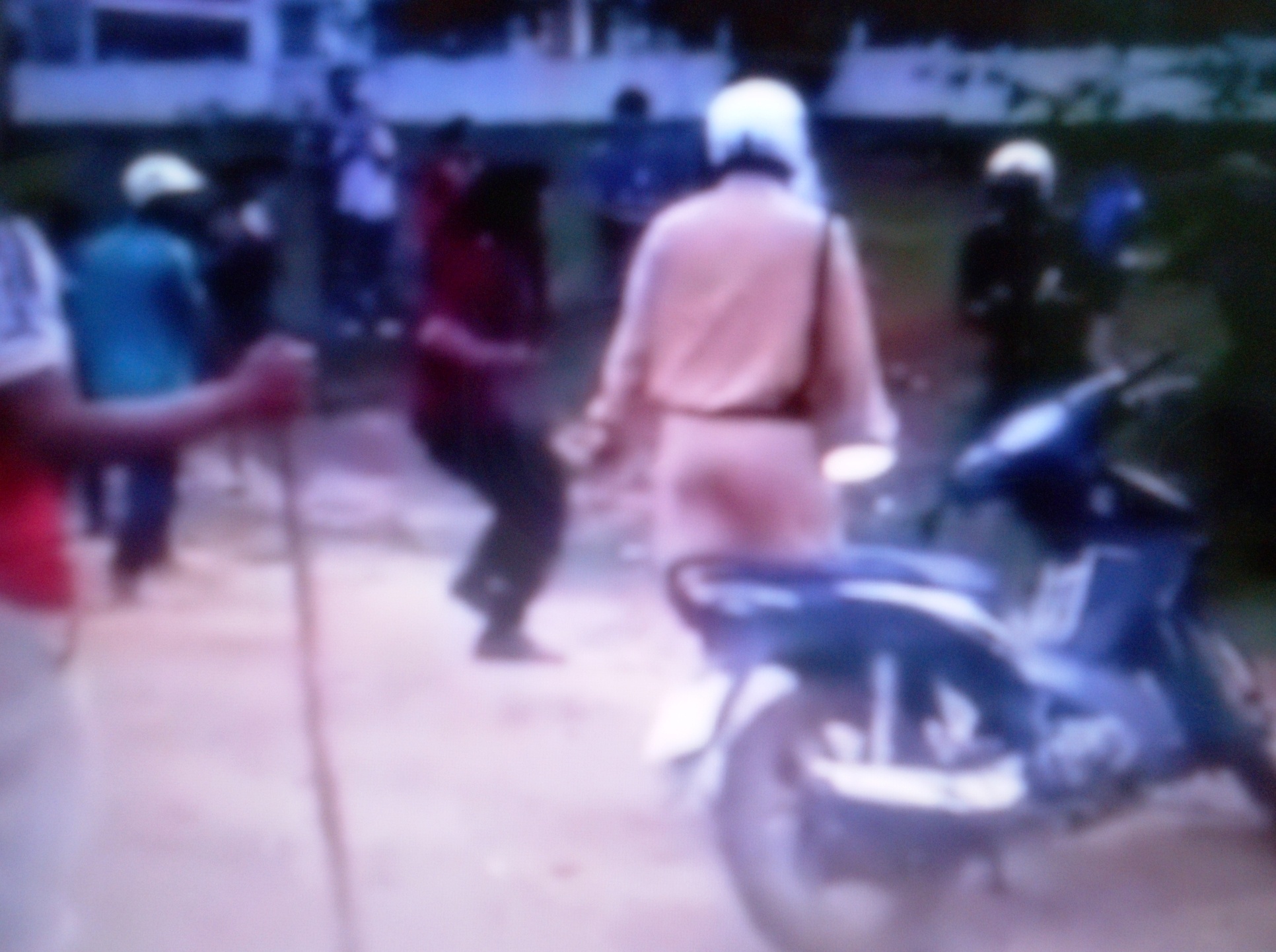 Thanh nien dung dao chem cong an bi thuong hinh anh