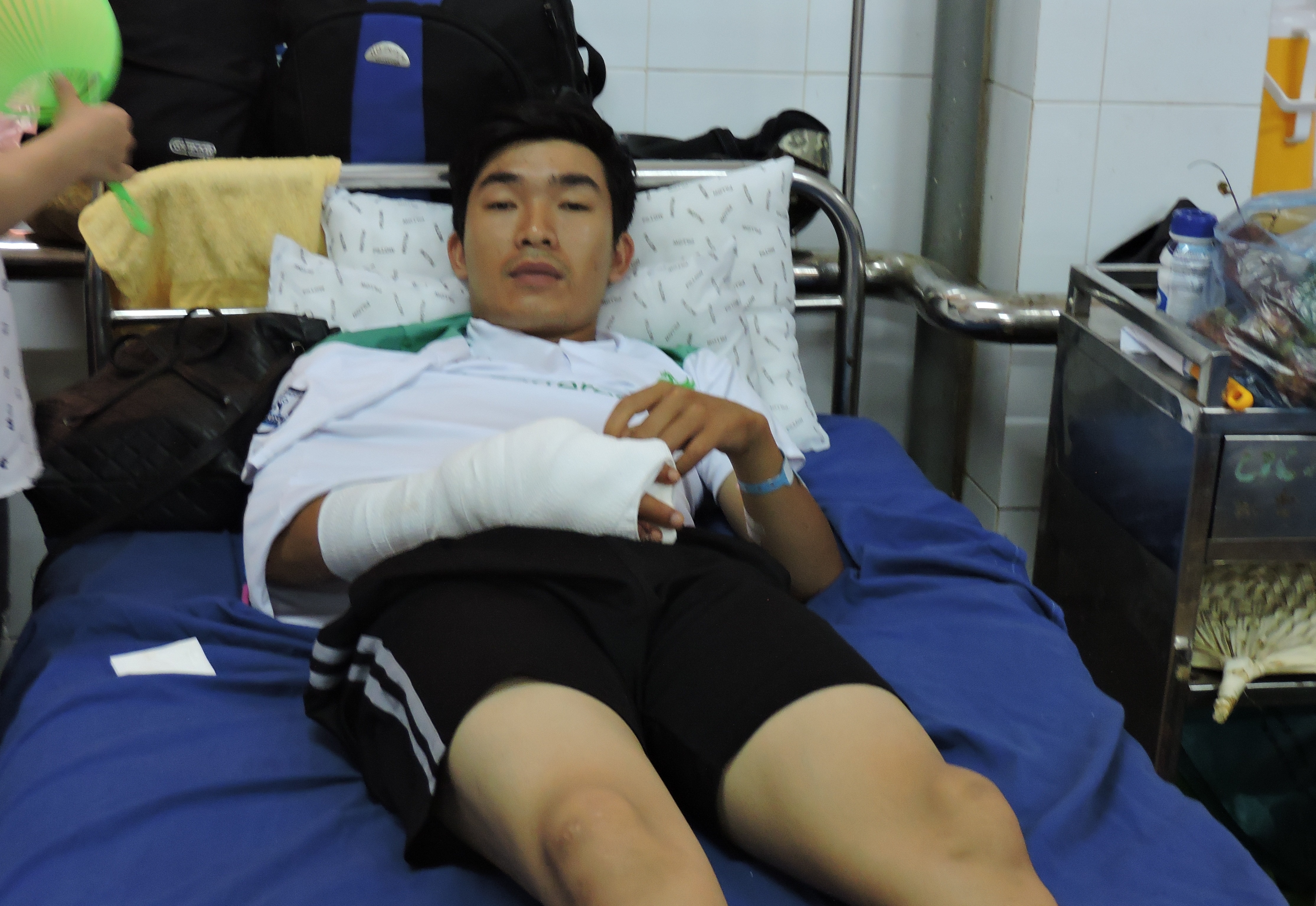 Thanh nien dung dao chem cong an anh 2