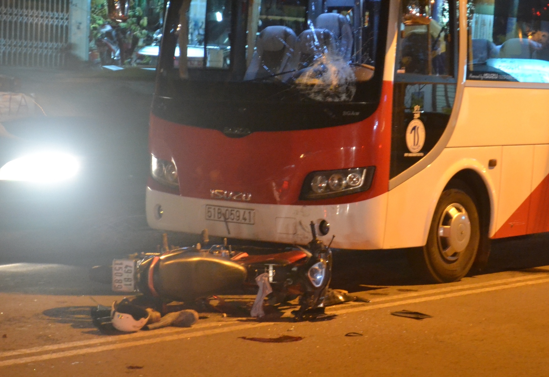 Thanh nien vang khoi xe may, huc vo kinh oto hinh anh