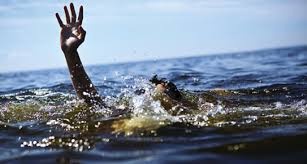 Thi the 3 hoc sinh om nhau duoi ho nuoc sau hinh anh