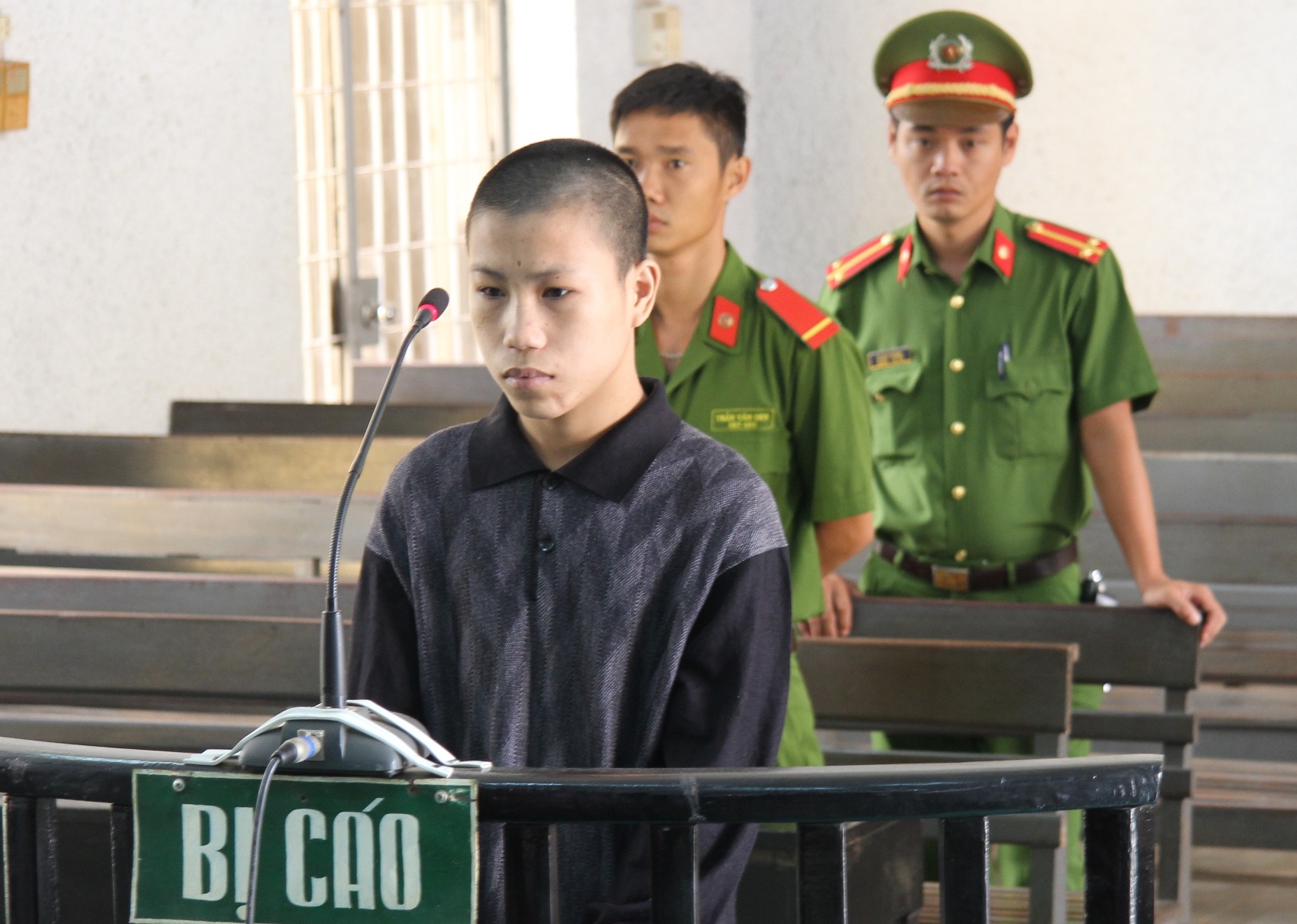 Thanh nien cuong hiep chau be hang xom hinh anh