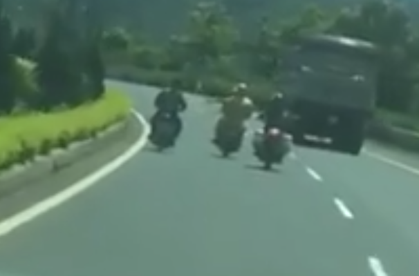 cảnh sát đánh người vi phạm luật ảnh 1 canh sat danh nguoi vi pham luat anh 1