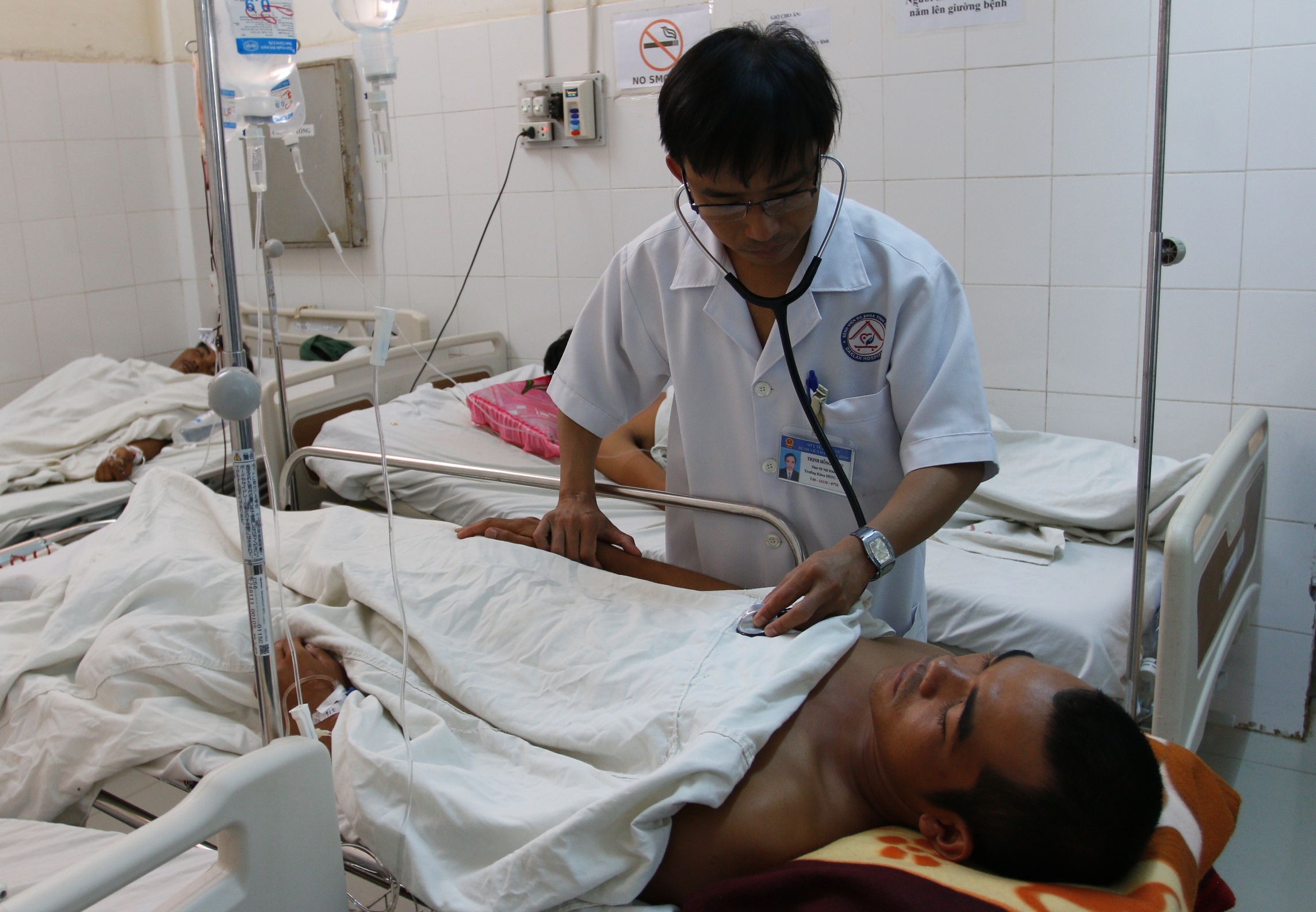 An nam rung, 7 nguoi trong gia dinh bi ngo doc hinh anh