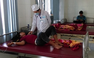 Set danh giua mam com, 4 nguoi trong gia dinh gap nan hinh anh