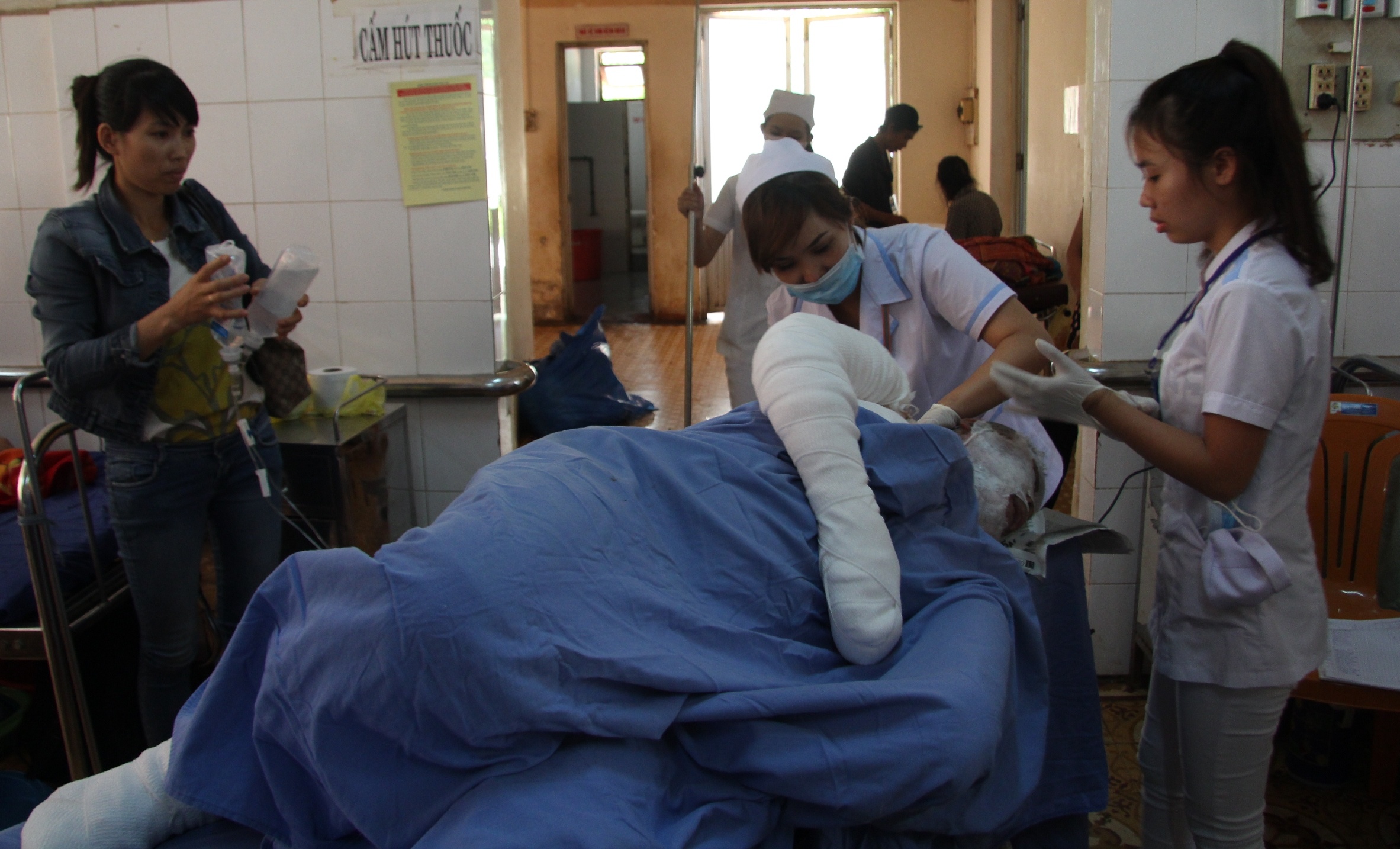 2 chi em trong vu tuoi xang dot ca nha da tu vong hinh anh