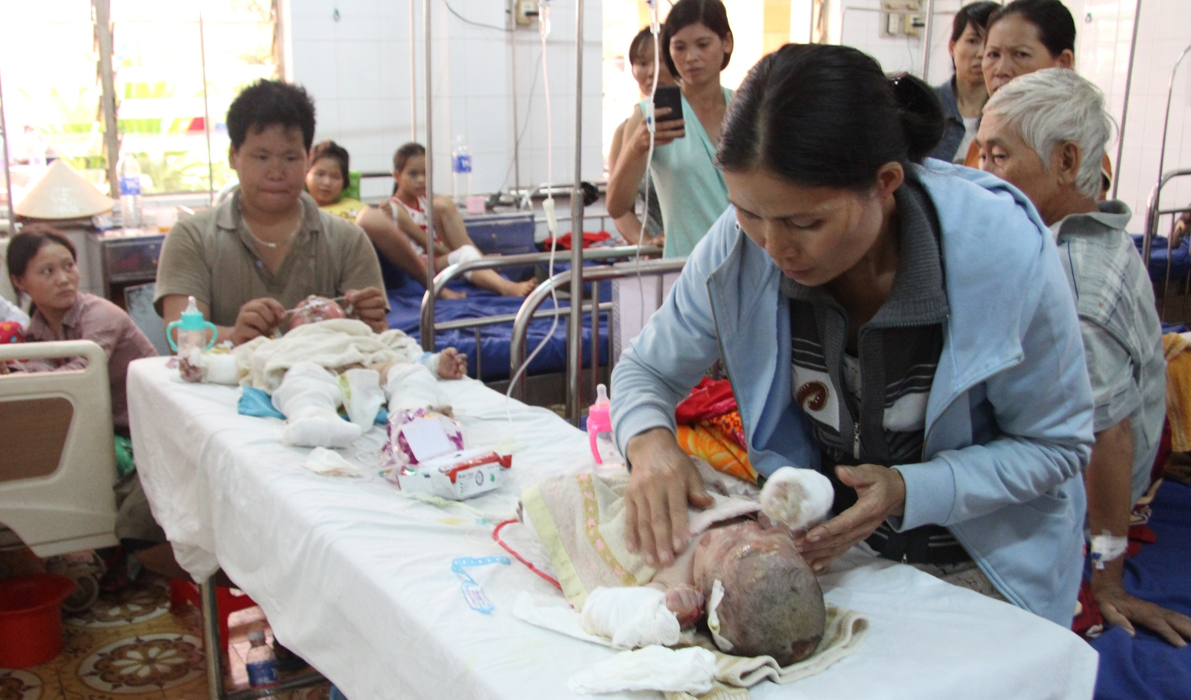 Hai be bong xang trong vu ca nha bi dot dang nguy kich hinh anh