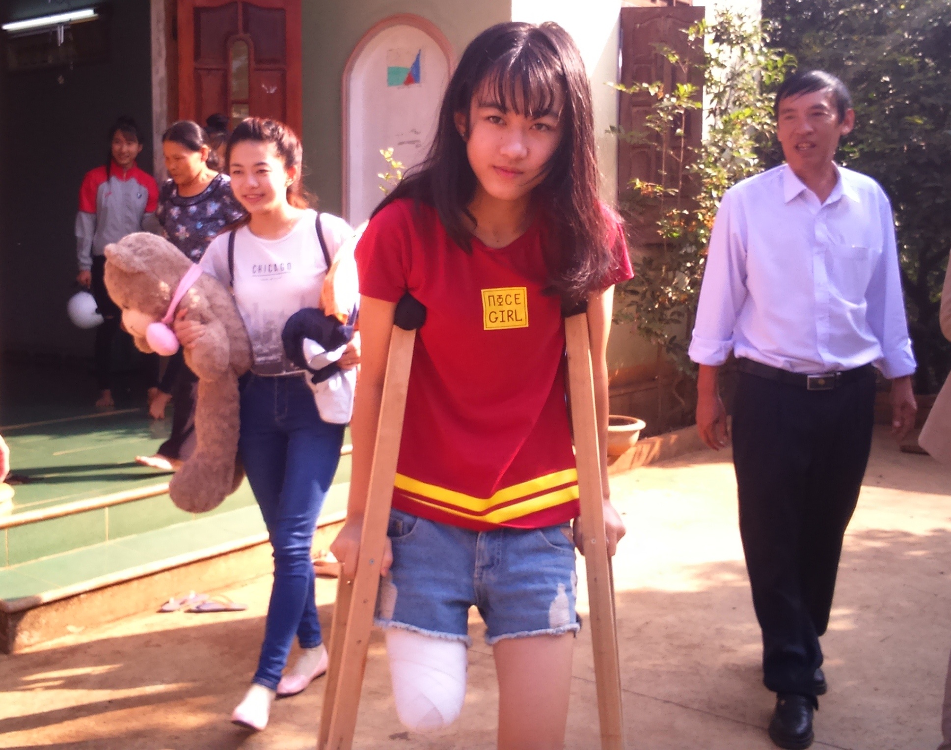 Nu sinh bi cua chan anh 1