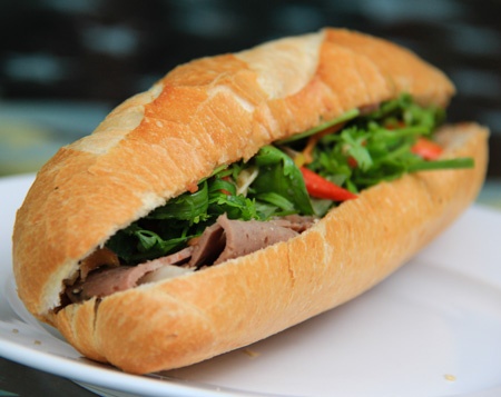 Co gai tu vong sau khi an banh mi hinh anh