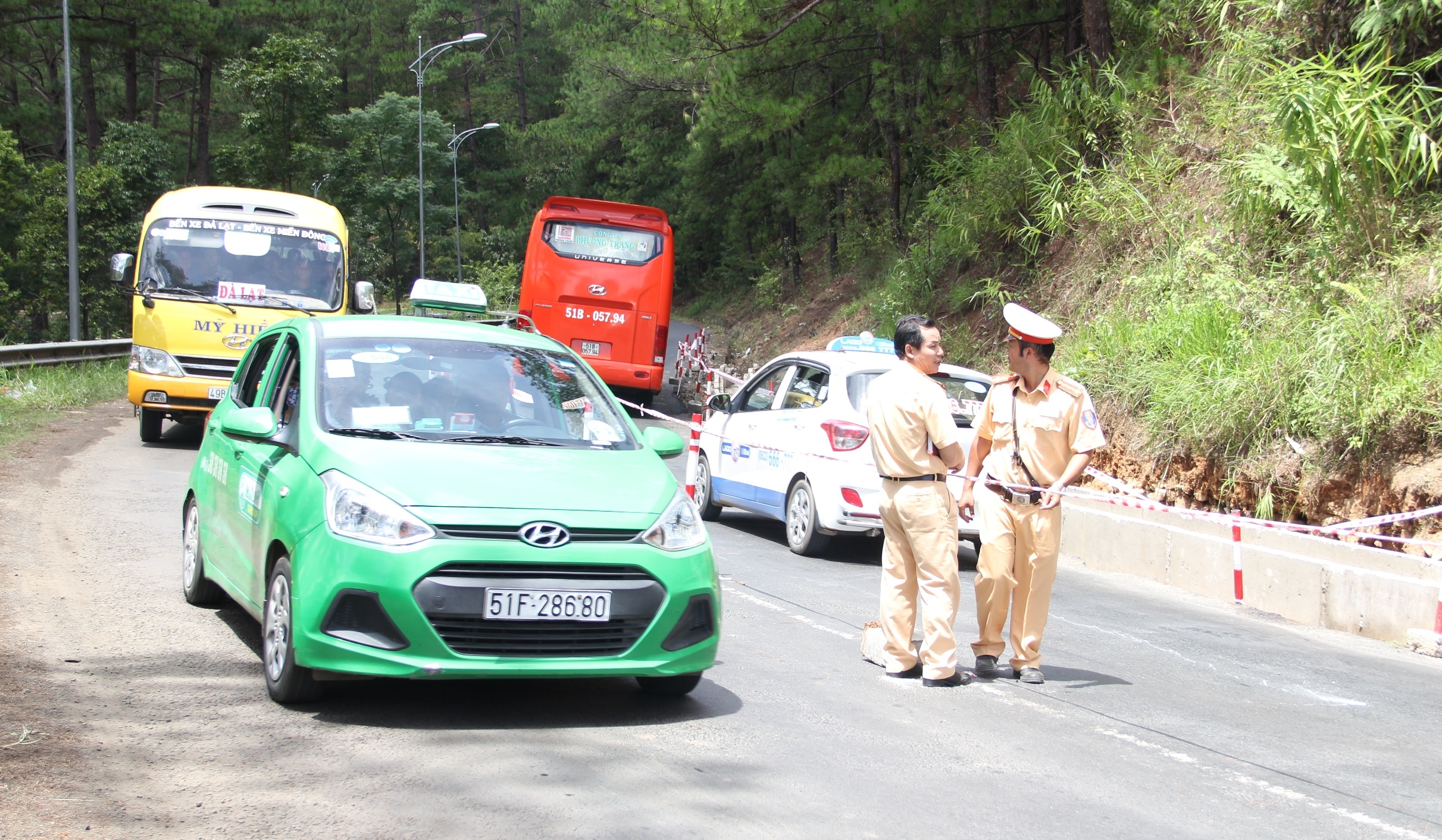 Phan luong giao thong deo Prenn sau tai nan tham khoc hinh anh