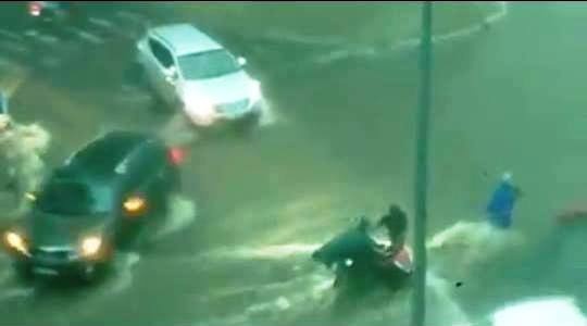 Mua lon cuon troi xe may dang chay hinh anh