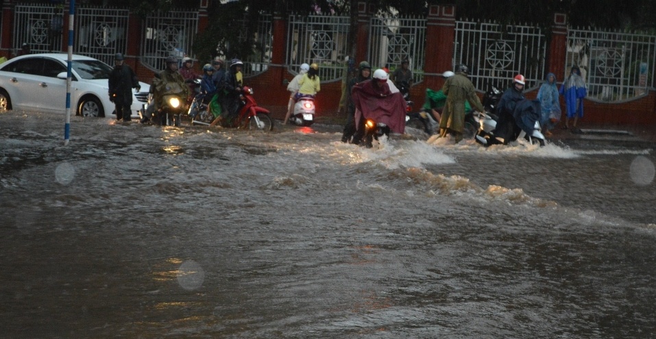 Nuoc chay cuon troi xe anh 1