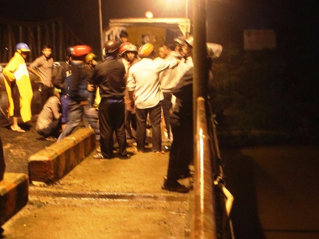 Thanh nien 9X de lai xe may roi nhay cau tu tu hinh anh