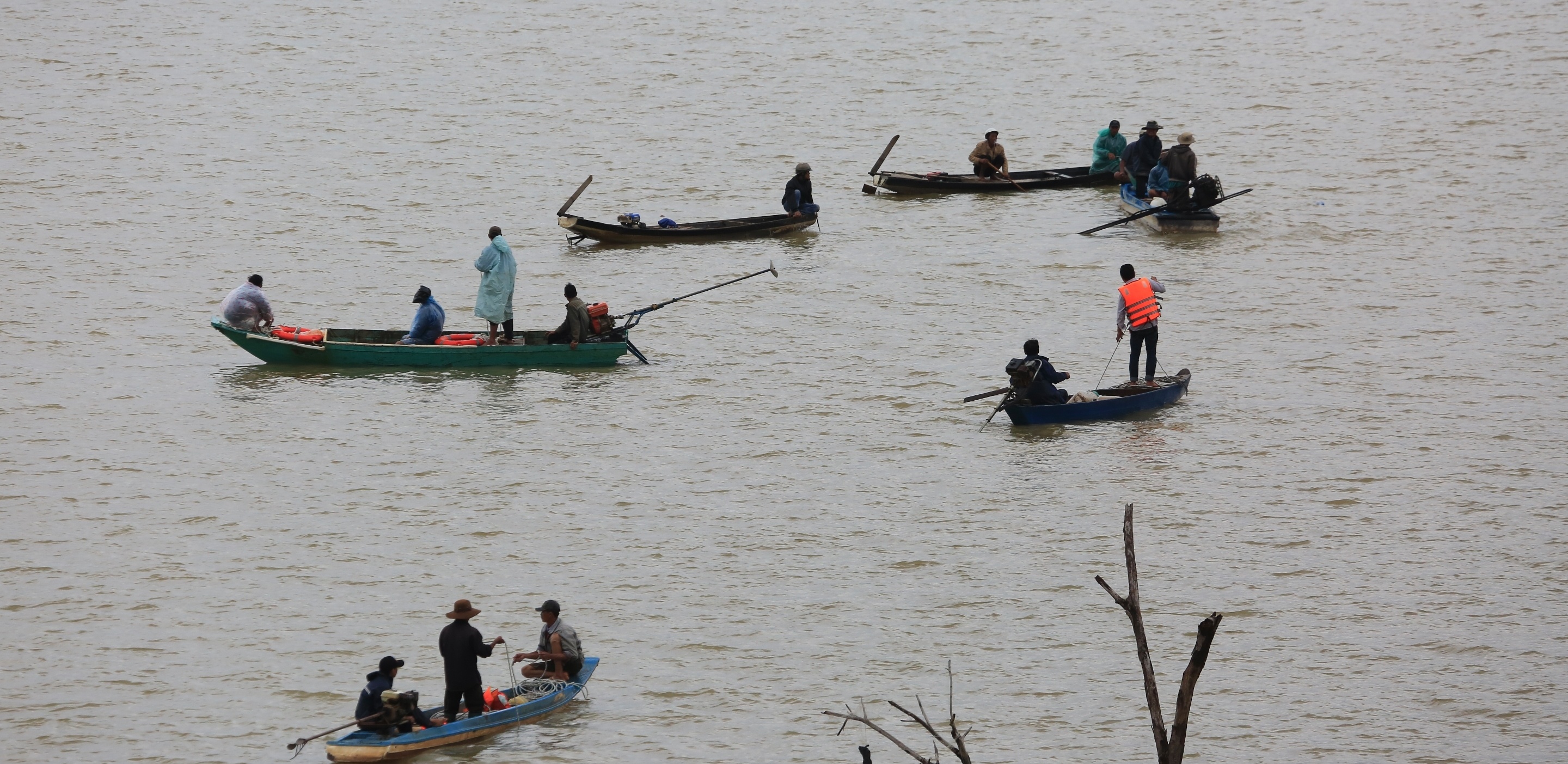 Hon 200 nguoi tim 3 thanh nien duoi nuoc o ho thuy dien hinh anh