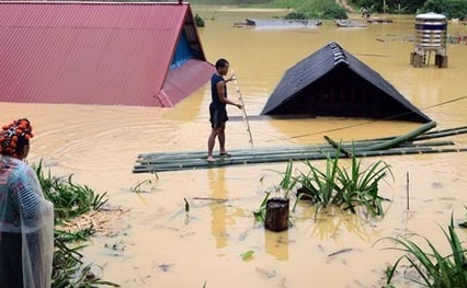 Mua lon, nhieu gia dinh o Dak Lak dang bi nuoc co lap hinh anh