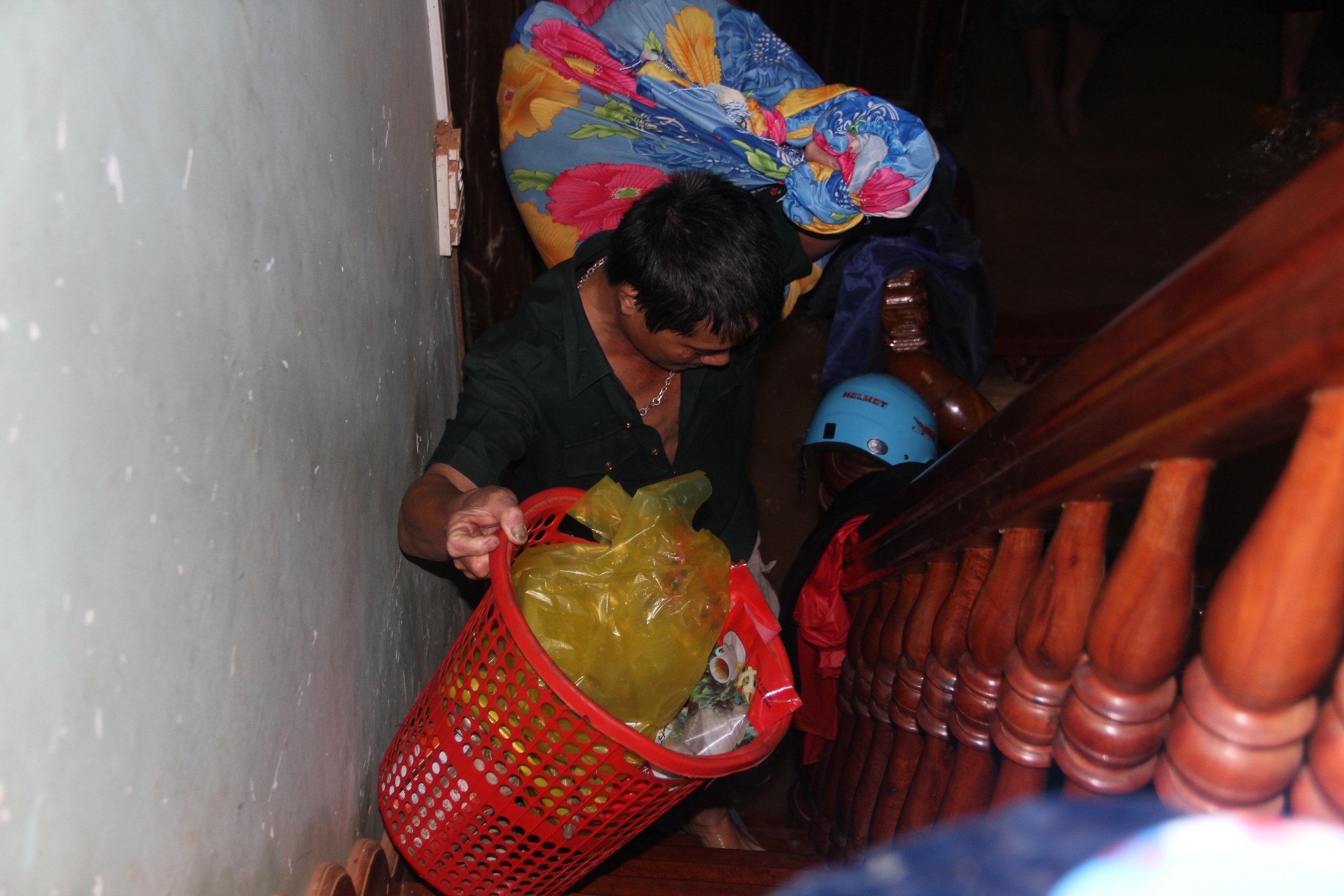 Clip nguoi dan chay lu giua dem hinh anh