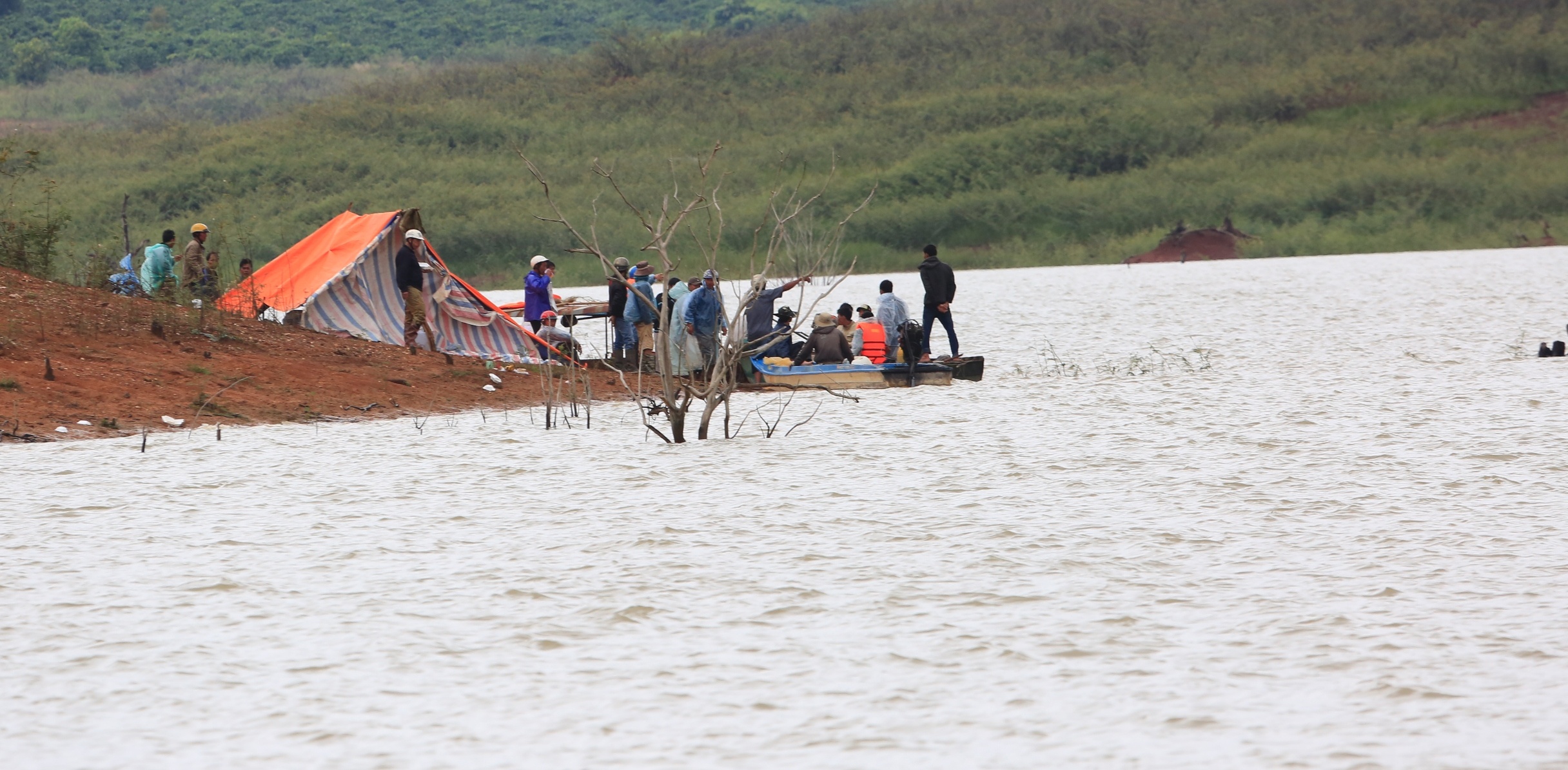 3 nguoi duoi nuoc anh 1