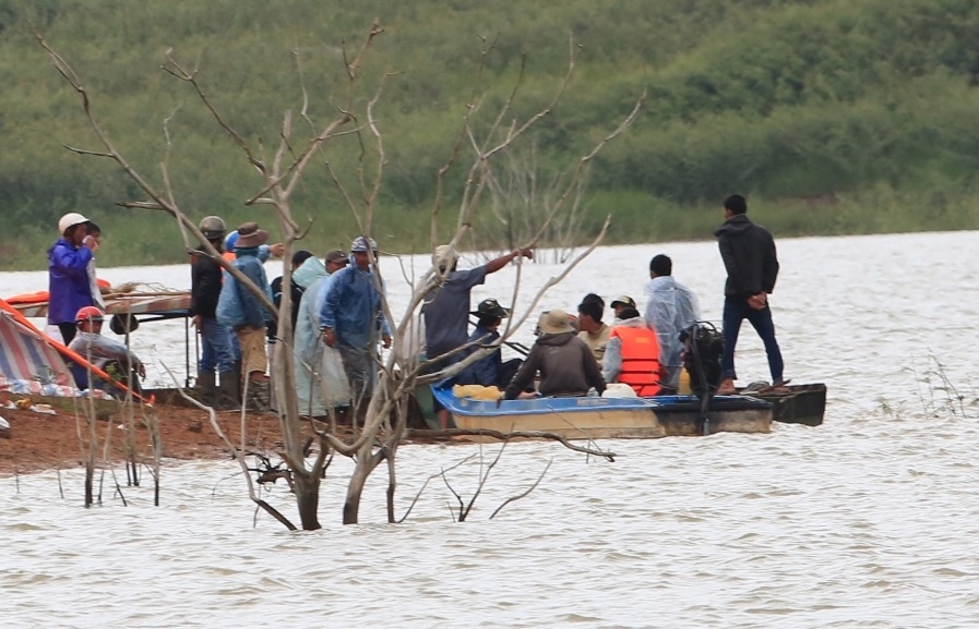 Tim thay thi the 2 nguoi chet duoi o ho thuy dien hinh anh