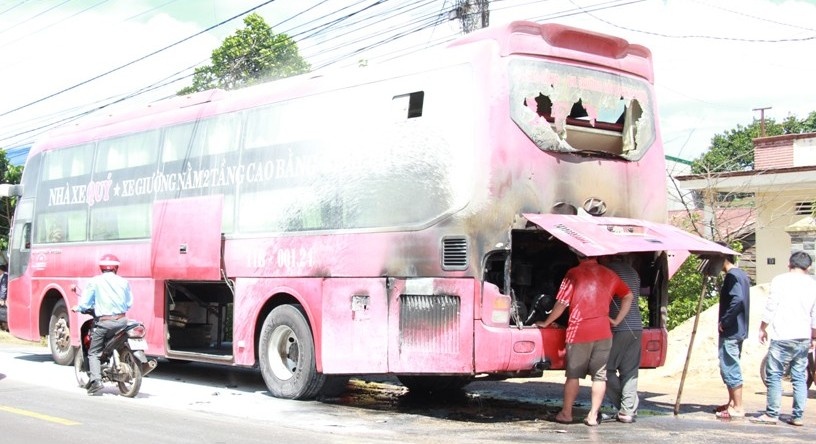 Xe giuong nam cho 30 khach boc chay tren duong hinh anh