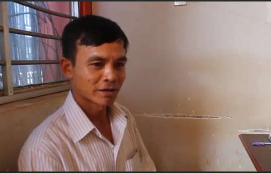 Hai can bo xa gan 50 tuoi di thi tot nghiep hinh anh