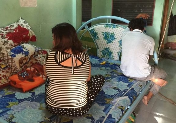 Nguoi phu nu cho gai ban dam tai nha rieng hinh anh
