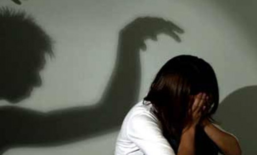 Giam an cho giao vien hiep dam co gai hon tuoi hinh anh