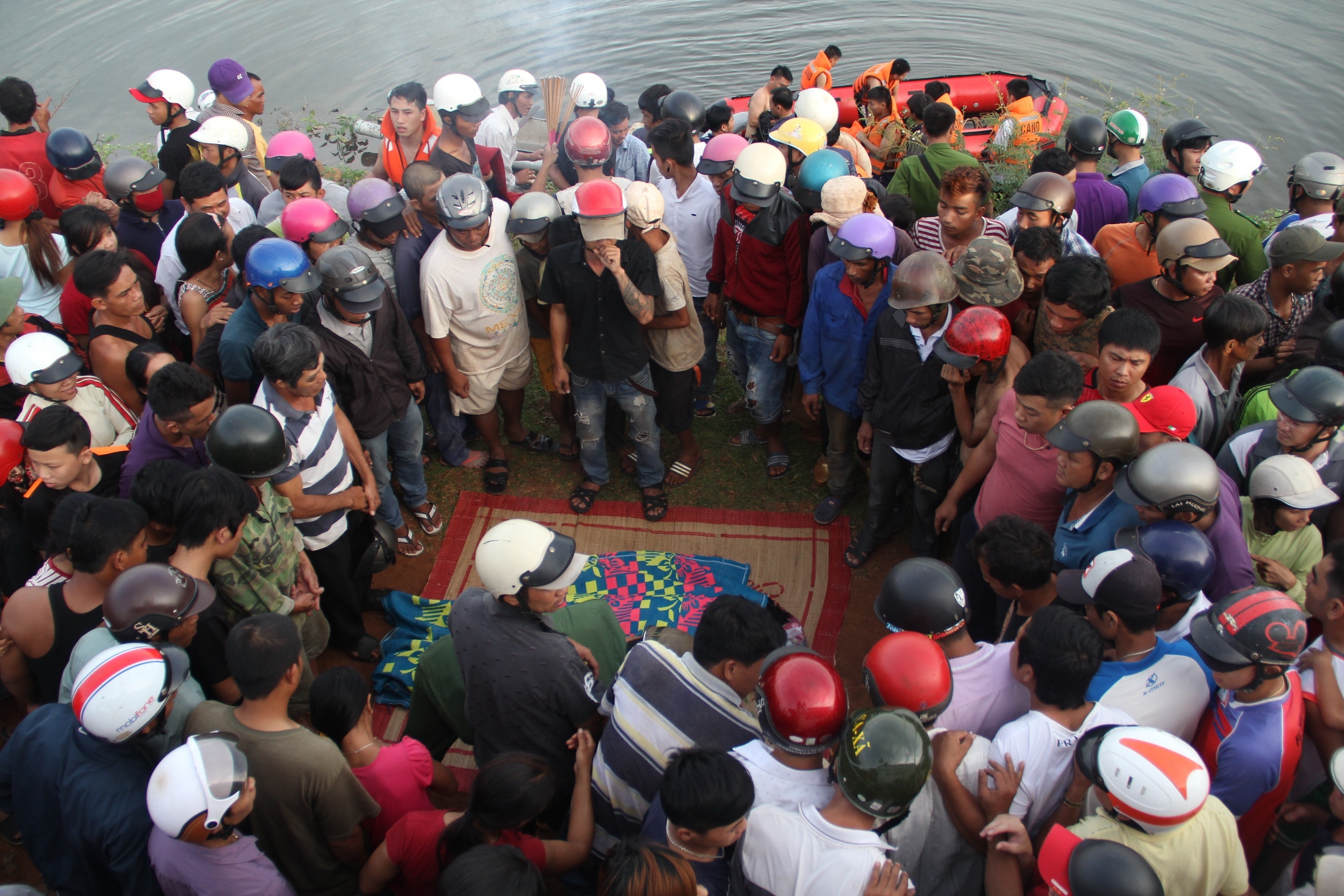 Thi the hai cha con om nhau duoi day ho hinh anh