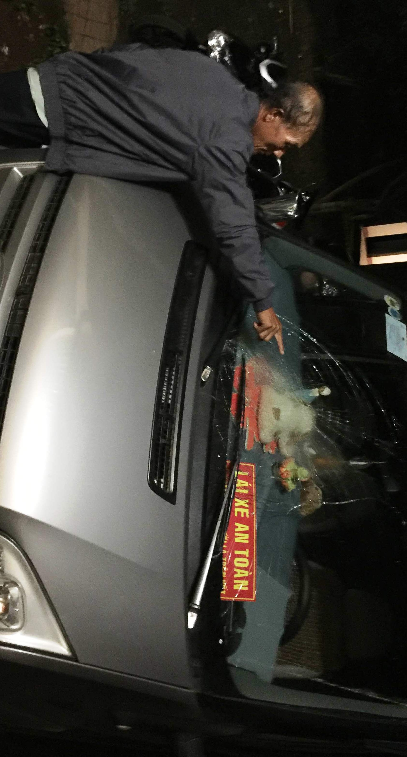 4 thanh nien nem da xe khach dang chay hinh anh