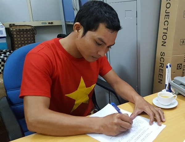 Tam nguyen hien tang cua chang trai di bo xuyen Viet hinh anh