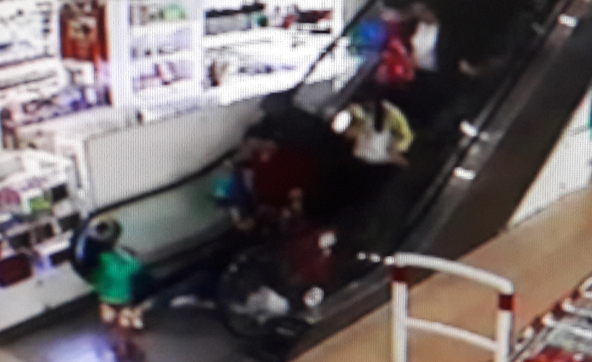 Chau be 2 tuoi bi thang cuon sieu thi keo vao khe hinh anh