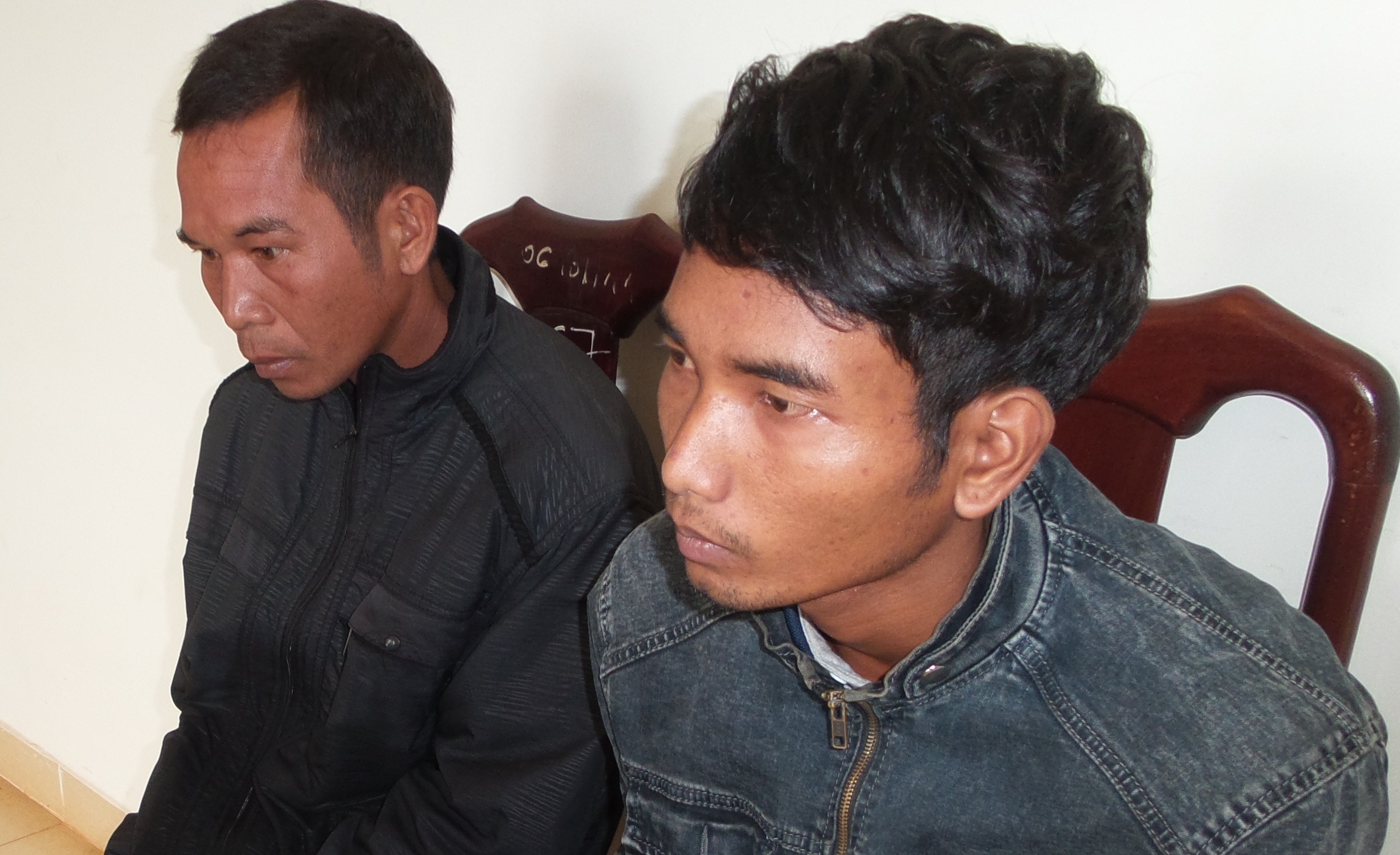 2 thanh nien say xin danh trong thuong canh sat giao thong hinh anh